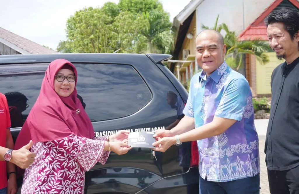 PT SBS Hibahkan Mobil Guna Mendukung Opersional SMA Bukit Asam
