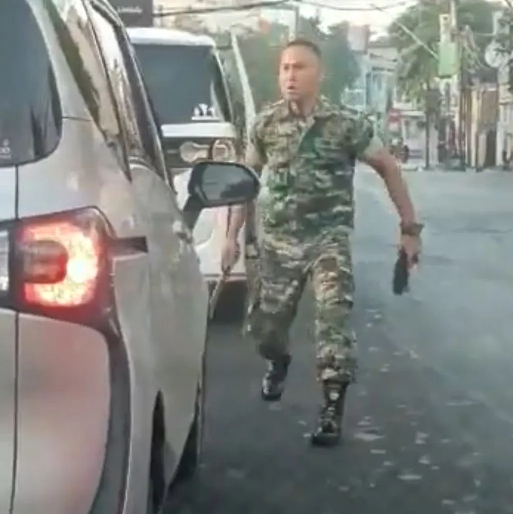 Viral Oknum TNI Marah-Marah di Jalan sambil Bawa Pedang