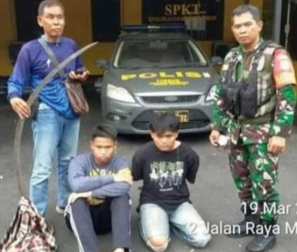 Hendak Tawuran sambil Bawa Celurit Panjang, 3 Remaja Diamankan TNI dan Warga