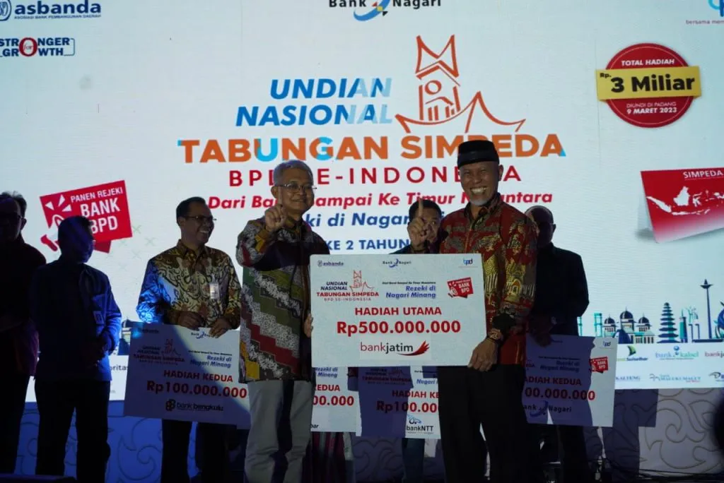 Nasabah Bank Jatim Dapat Hadiah Utama Undian Nasional Simpeda