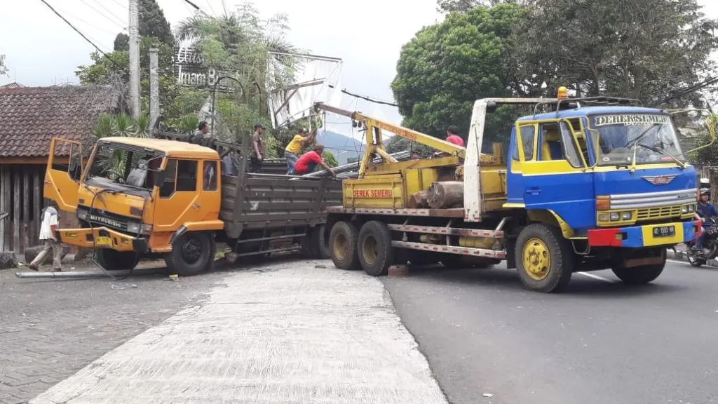Diduga Rem Blong, Truk Misubishi Pengangkut Besi Untuk Proyek Tabrak Tiang PJU
