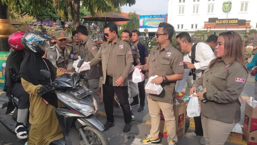 Komunitas PIB Pangeran Timur Chapter Madiun Berbagi Takjil