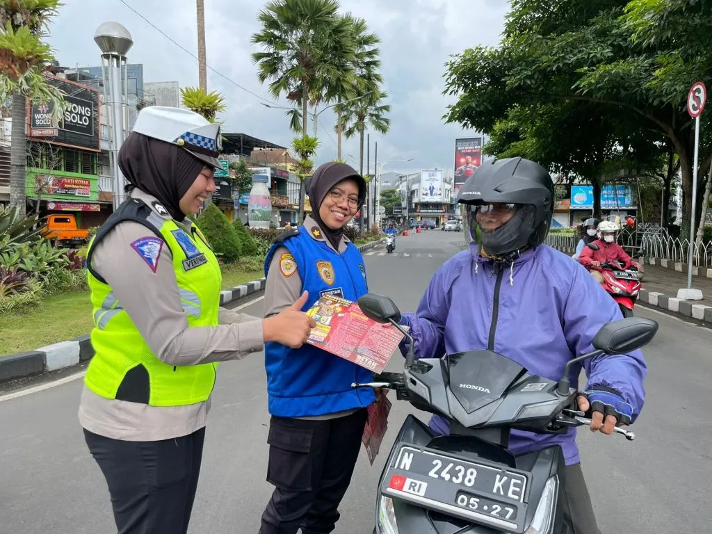 Polwan Polres Batu Bagiikan Takjil dan Sosialisasi Penerimaan Polri TA 2023