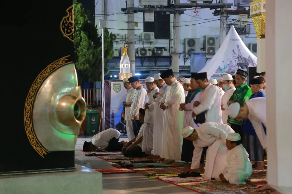 Walikota Madiun Bersama Masyarakat Salat Tarawih di Replika Ka'bah