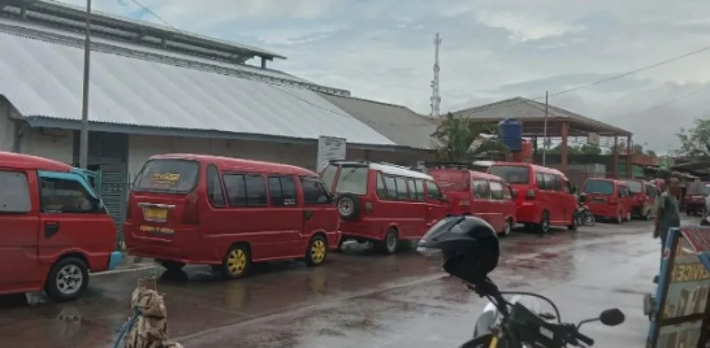 Puluhan Supir Angkot Trayek Cilegon Merak Demo di Stasiun Kereta Cilegon