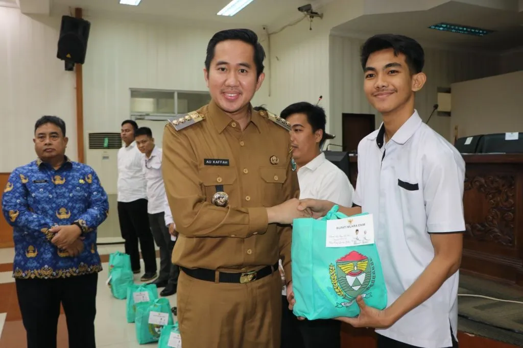 Jalin Silaturahmi Bersama Pegawai KKWT, Plt. Bupati Salurkan Bantuan Bahan Pokok