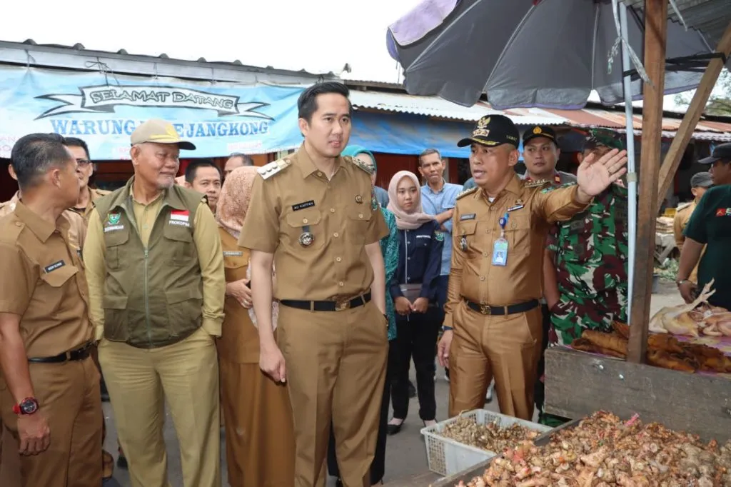 Plt. Bupati Muara Enim Tinjau Harga Sembako Jelang Lebaran