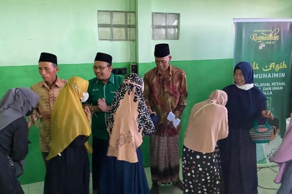 Gus Muhaimin Bagikan Zakat Mal ke Ribuan Warga Lamongan