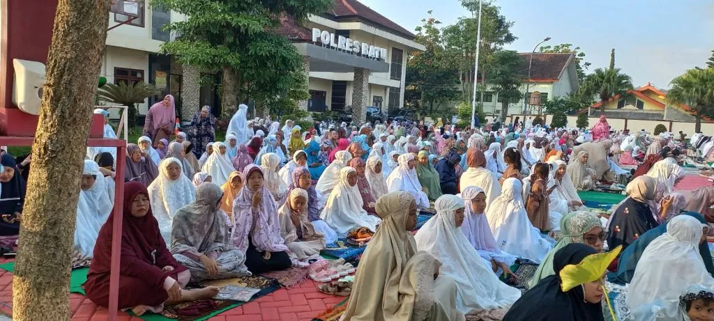 Pecalang dan Pemuda Nasrani Amankan Sholat Idhul Fitri di Mapolres Batu