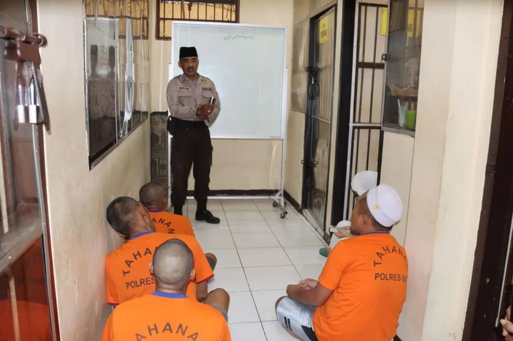 Melalui Program Iqro, Tahanan Polres Batu Belajar Membaca Al-Quran