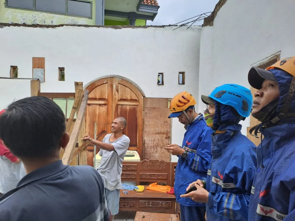 Angin Puting Beliung Mengamuk, Atap MTs Hasyim Asyari dan Rumah Warga Berterbangan