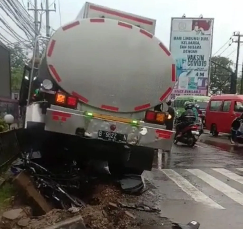 Diduga Rem Blong Truk Tangki di Balaraja Terjang Trotoar