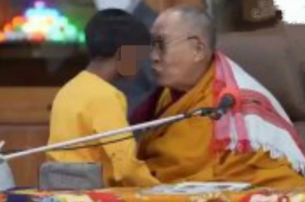 Kontroversi Dalai Lama Cumbu dan Minta Bocah Laki-laki Menghisap Lidahnya