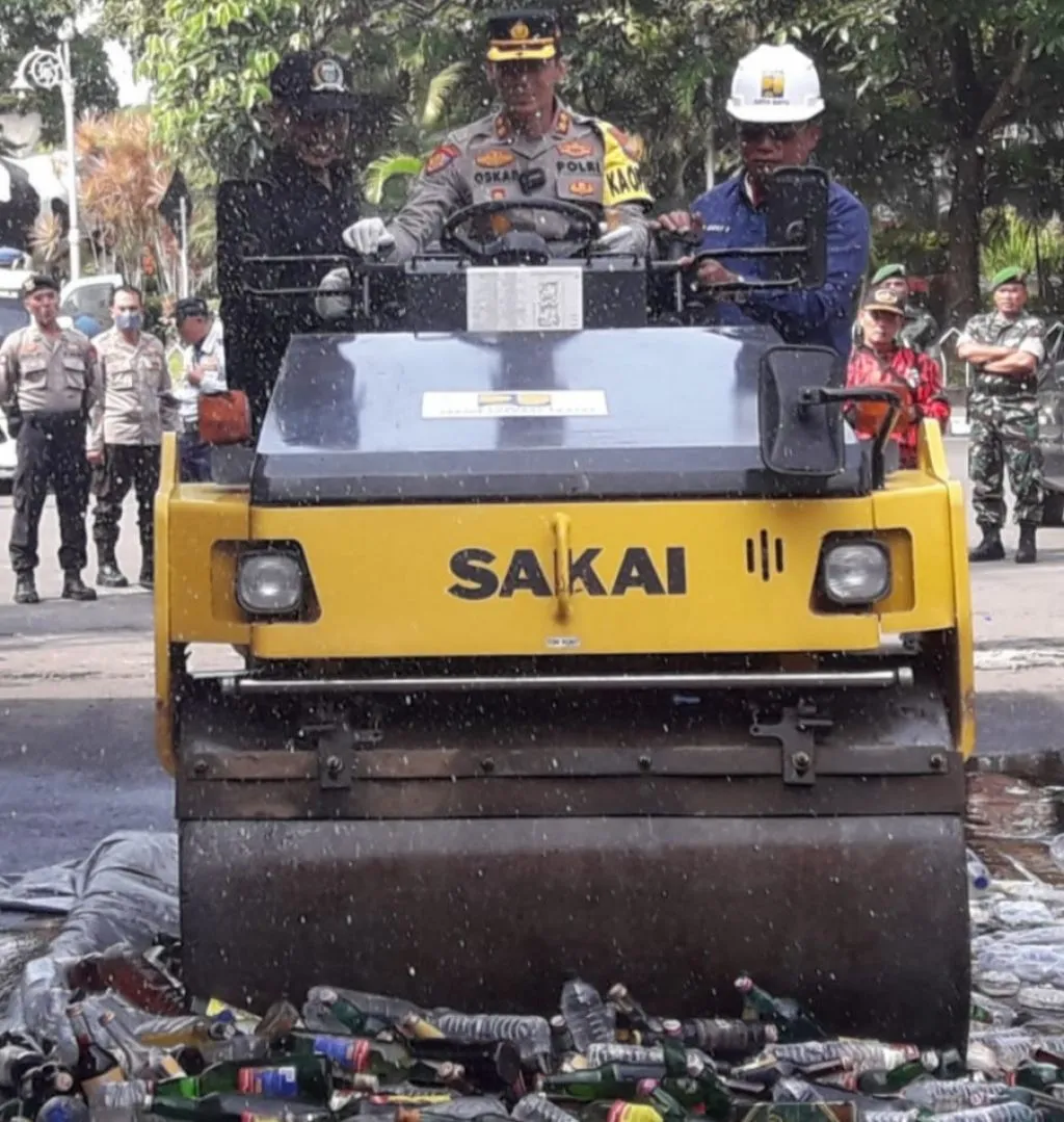 Polres Batu Musnakan Barang Bukti Berupa Miras dan Narkoba Jelang Lebaran