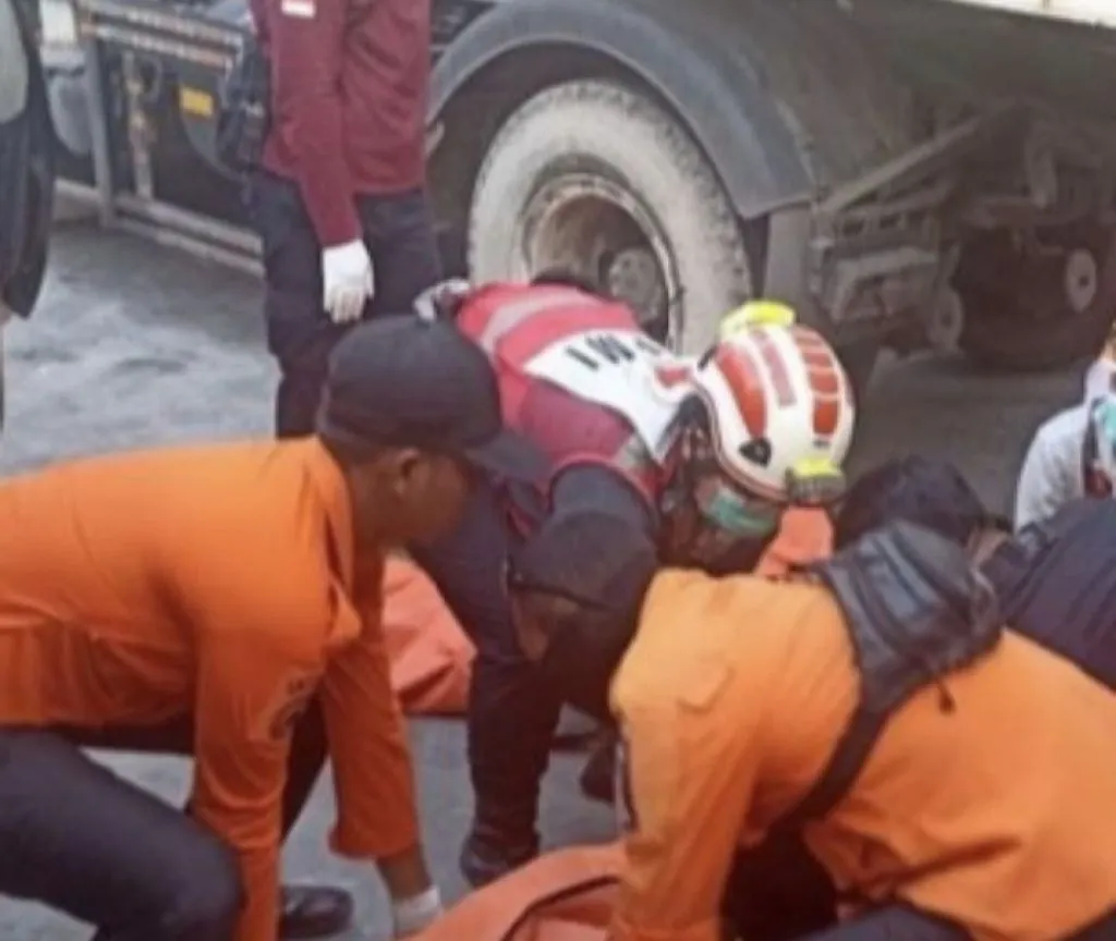 Senggol Ban, Pasutri Tewas Dilindas Truk
