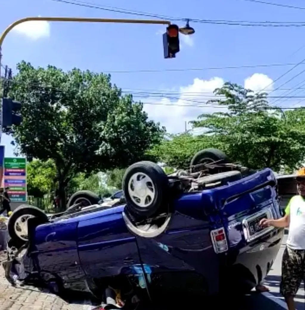 Halusinasi Jalan ke Kanan, Sebuah Minibus Sarat Penumpang Terguling di Ponorogo
