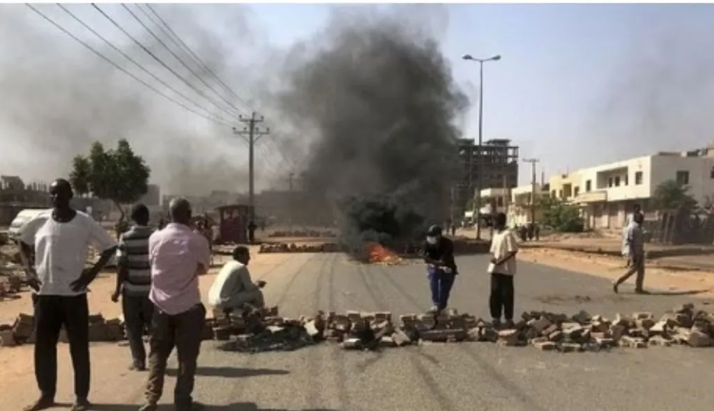Peperangan terjadi di berbagai sudut kota Khartum, Sudan, Minggu (16/4/2023). Foto: Cnn