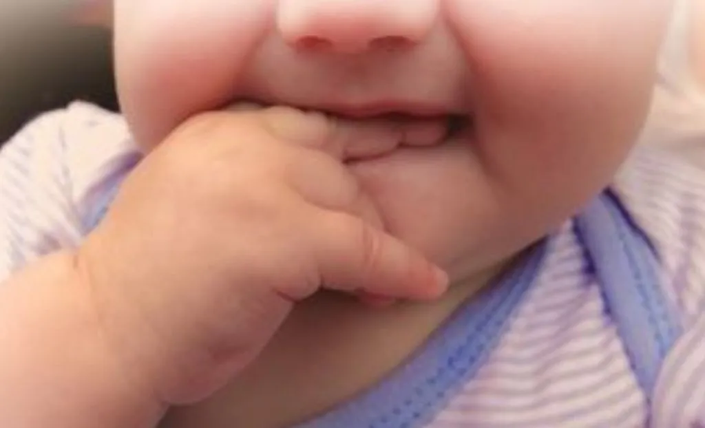 Menjaga dan Mengawasi Bayi 2 Bulan Memasukkan Tangan ke Mulut