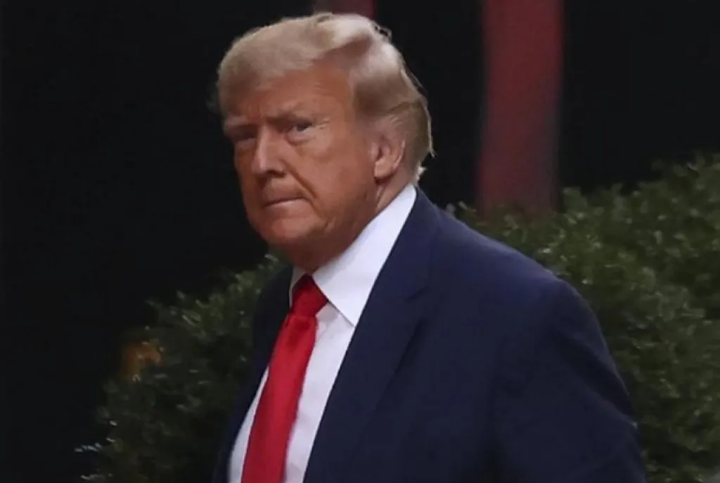 Donald Trump Menyerahkan Diri