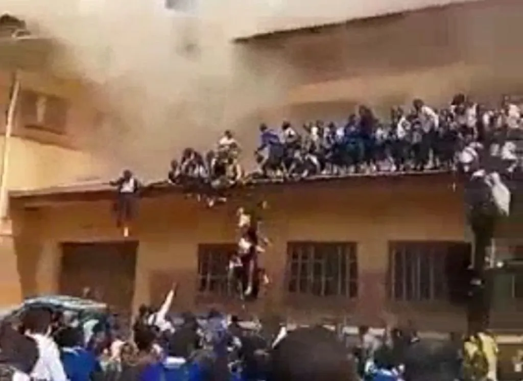 Sekolah Terbakar, Siswa Siswi Lompat dari Atap Menyelamatkan Diri