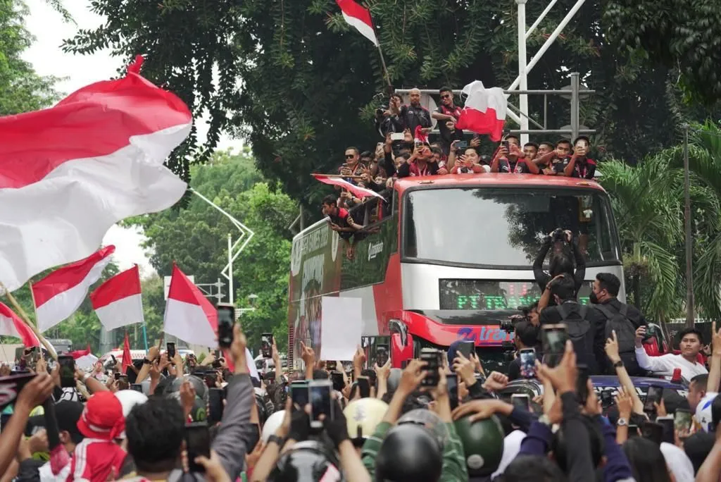 Warga Sambut Antusias Arak-arakan Timnas U 22