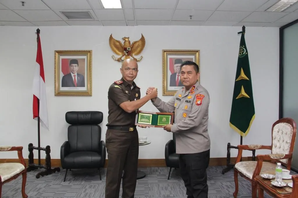 Kunjungan Kapolda Metro Jaya beserta jajarannya di Kantor Kejati DKI Jakarta disambut oleh Kepala Kejaksaan Tinggi DKI Jakarta, Dr. Reda Manthovani. Foto:Heri