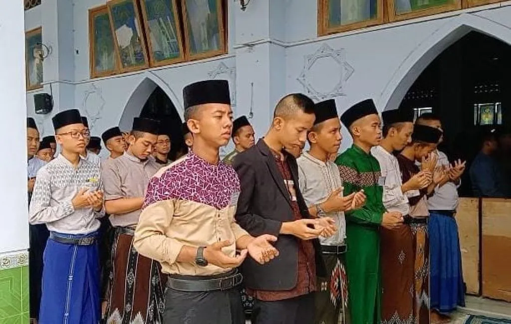 Bus Ustadz Terjun Ke Jurang di Sulteng, Santri Gontor 1 Ponorogo Gelar Sholat Ghoib