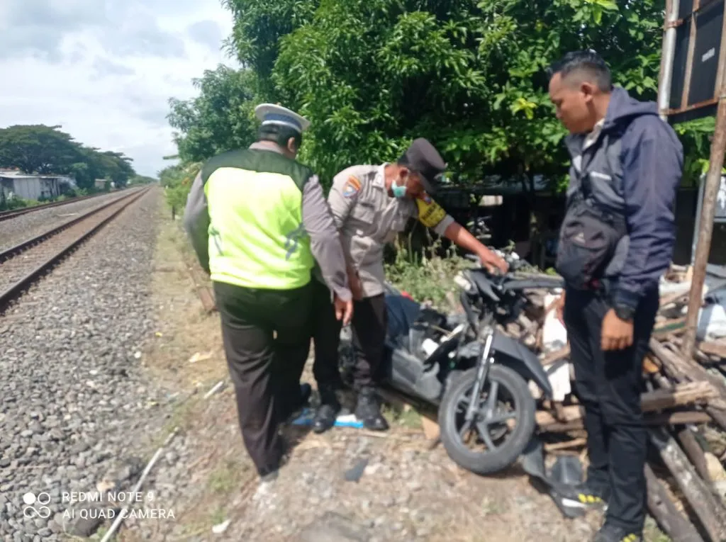 Pulang dari Acara Nikahan, Seorang Pemotor Disambar Kereta Api