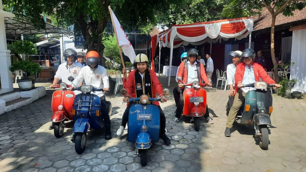 Kendarai Vespa dan Bawa Merpati, Bacaleg PSI Kota Madiun Daftar ke KPU