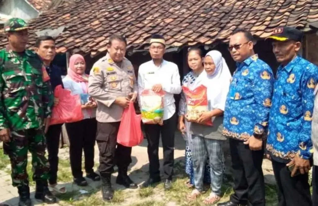 Pemberian bantuan PKH dari pemerintah untuk Emin, Rabu (17/5/2023).
