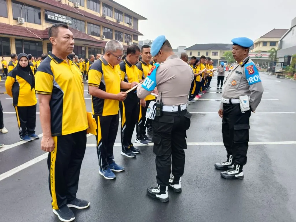 olahraga bersama, apel lagi yang dipimpin Wadirintelkam Polda Sumsel AKBP Dwi Mulyanto SIK di halaman Apel Mapolda Sumsel Jalan Jenderal Sudirman KM Palembang Jumat (19 Mei 2023) pagi. Foto: Humas