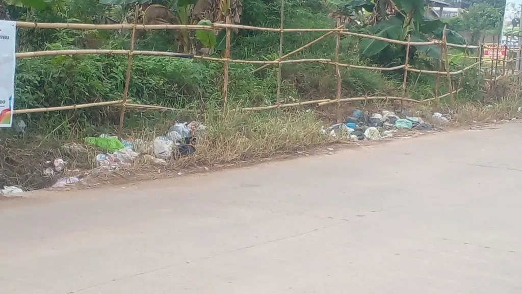 Sampah Berserakan di Pinggir Jalan Kelurahan Tanah Indah Kecamatan Talang Kelapa