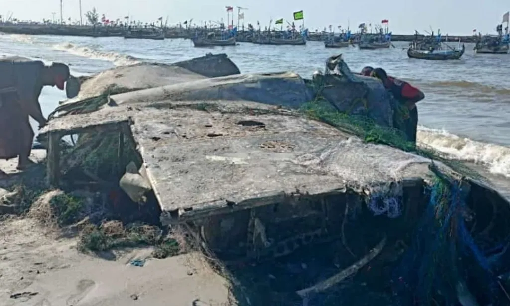 Nelayan Lamongan Temukan Benda Mirip Bangkai Pesawat