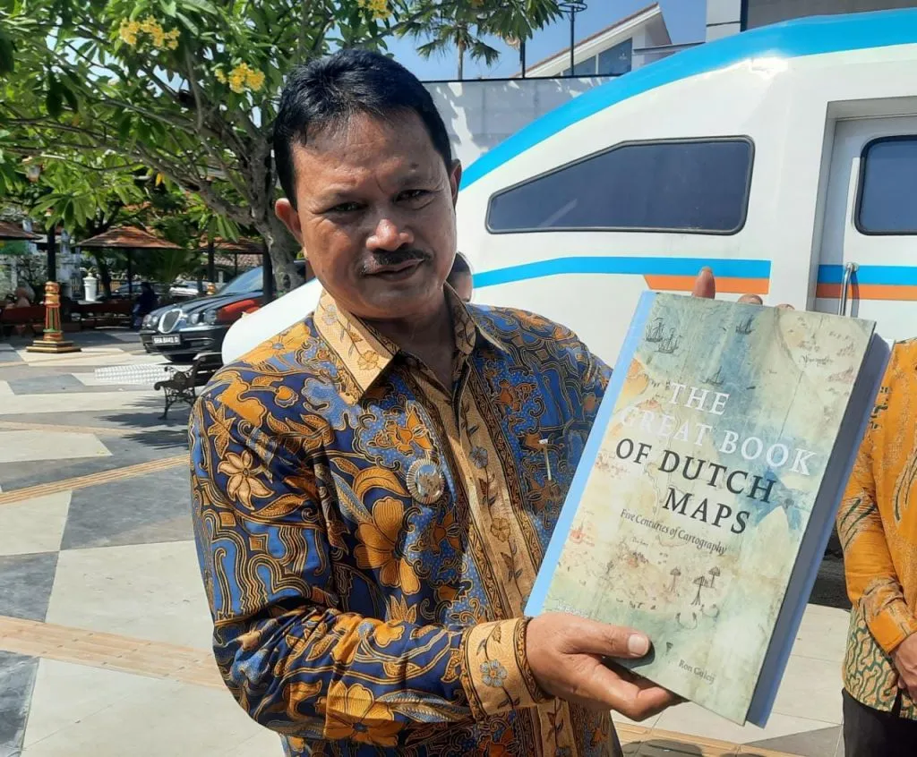 Selama di Belanda, Walikota Maidi Berikan Oleh-oleh Bersejarah untuk Warga Madiun