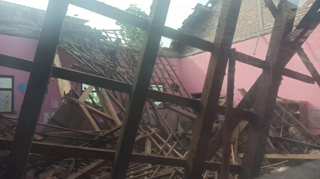 Atap Sekolah Roboh, Belasan Siswa TK Ponorogo Ini Belajar di Rumah Warga