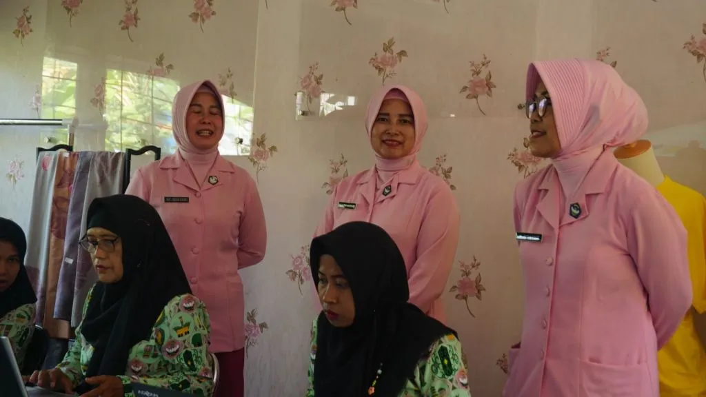 Mahasiswa TP Unesa Latih Guru SLB Kemala Bhayangkari 2 Gresik Kembangkan Google Sites