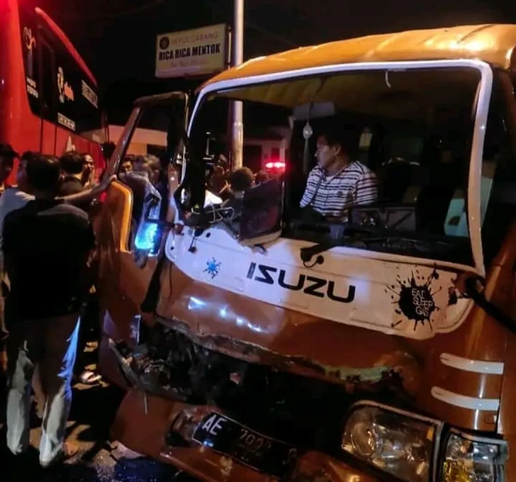 Makan Jalan, Bus dan Elf Adu Banteng di Ponorogo, 3 Orang Luka