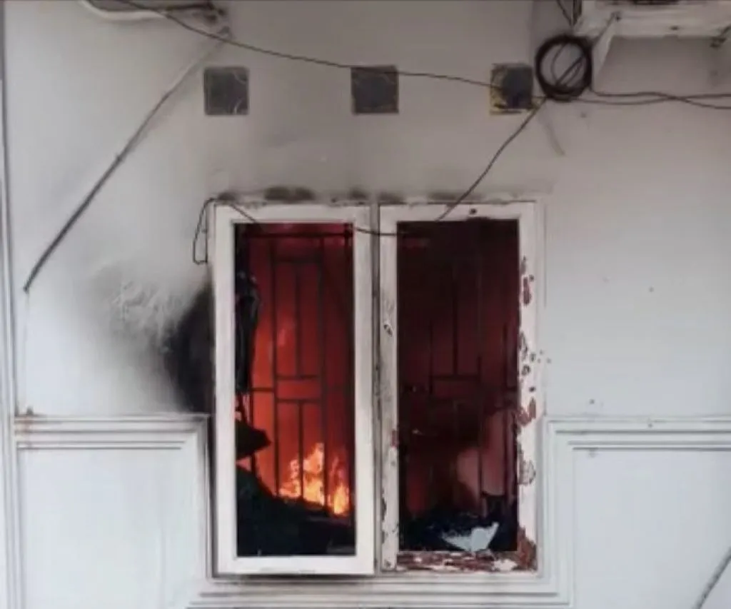 Warga kesulitan masuk rumah korban karena dalam keadaan terkunci. Foto: Citizen