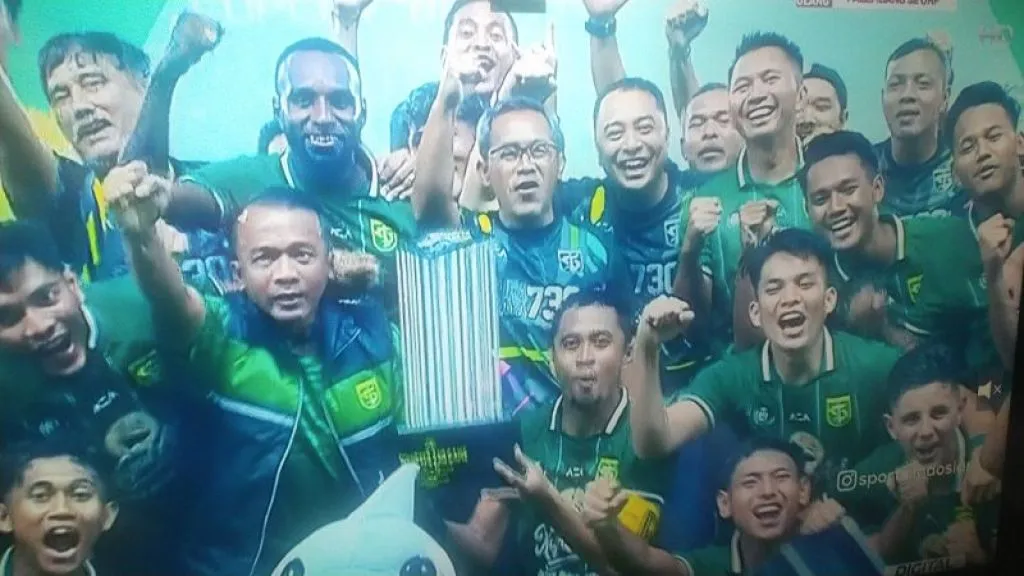 Kemenangan Persebaya Atas Bali United Ternodai Flare dan Kembang Api