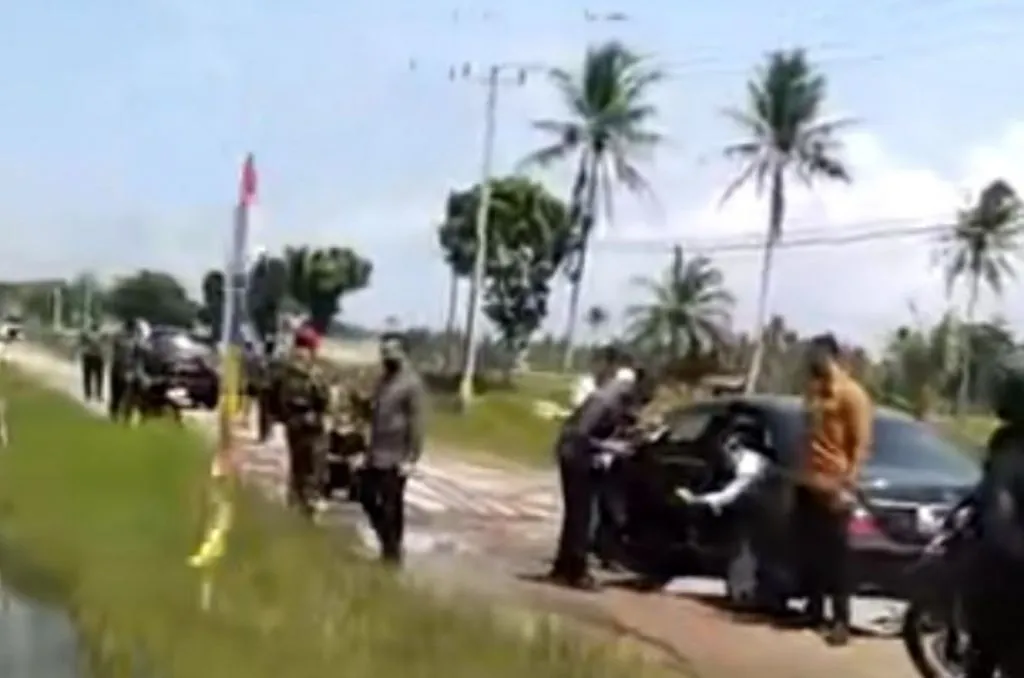 Sedan Jokowi Sampai Nyangkut di Jalan Rusak Lampung, Warga: Kita Tiap Hari Lewat Sini
