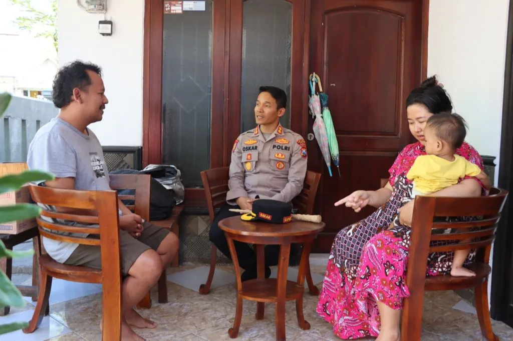 Polres Batu Sambut HUT Bhayangkara ke-77, Adakan Jumat Curhat Door To Door