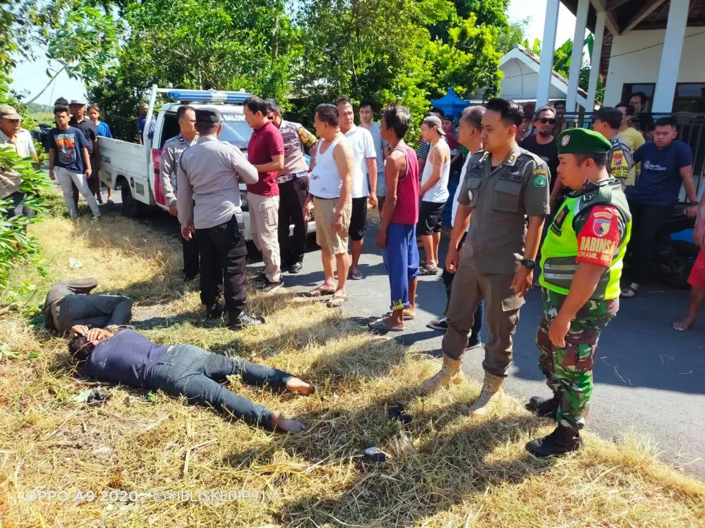 Dua Pelaku Pencurian Besi Beton Babak Belur Dihajar masa