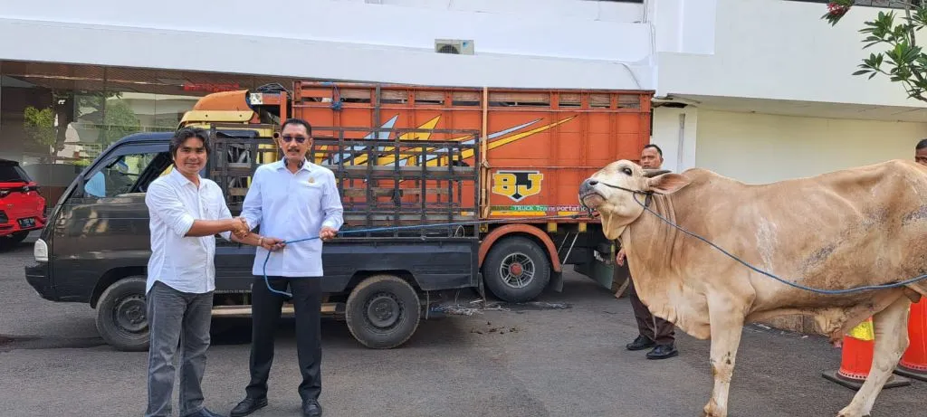 Jaksa Agung Berikan Hewan Qurban ke Insan Pers