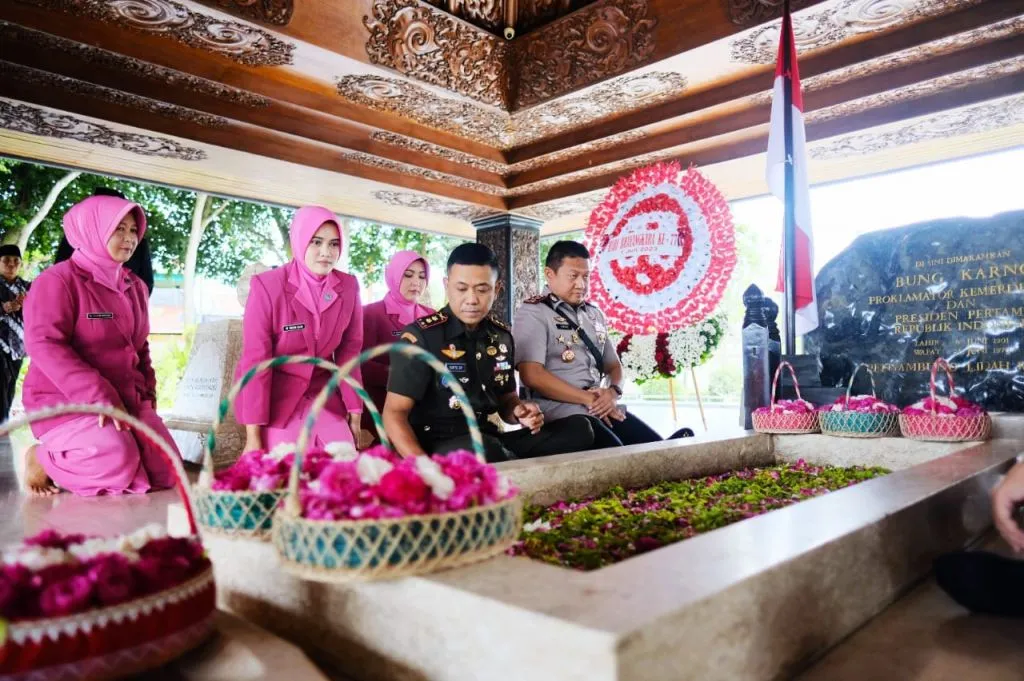 Momentum Hari Bhayangkara ke-77, Kapolresta Blitar Ziarah Makam Bung Karno