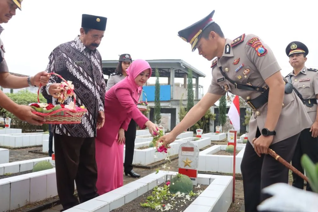 Kapolres Batu Bersama Anggota Ziarah dan Tabur Bunga ke Makam Pahlawan