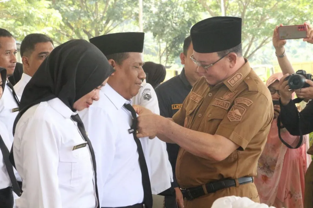 99 Guru Terima SK PPPK Diserahkan Langsung oleh Bupati Kotabaru
