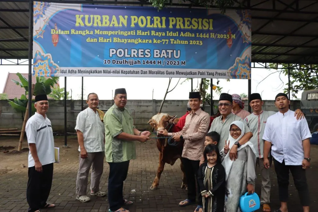 Kapolres Batu Serahkan Hewan Qurban 5 Ekor Sapi dan 27 Kambing
