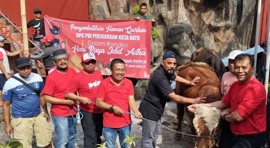 Ketua DPC PDI Perjuangan Bersama Ketua Komisi C DPRD Potong Hewan Qurban