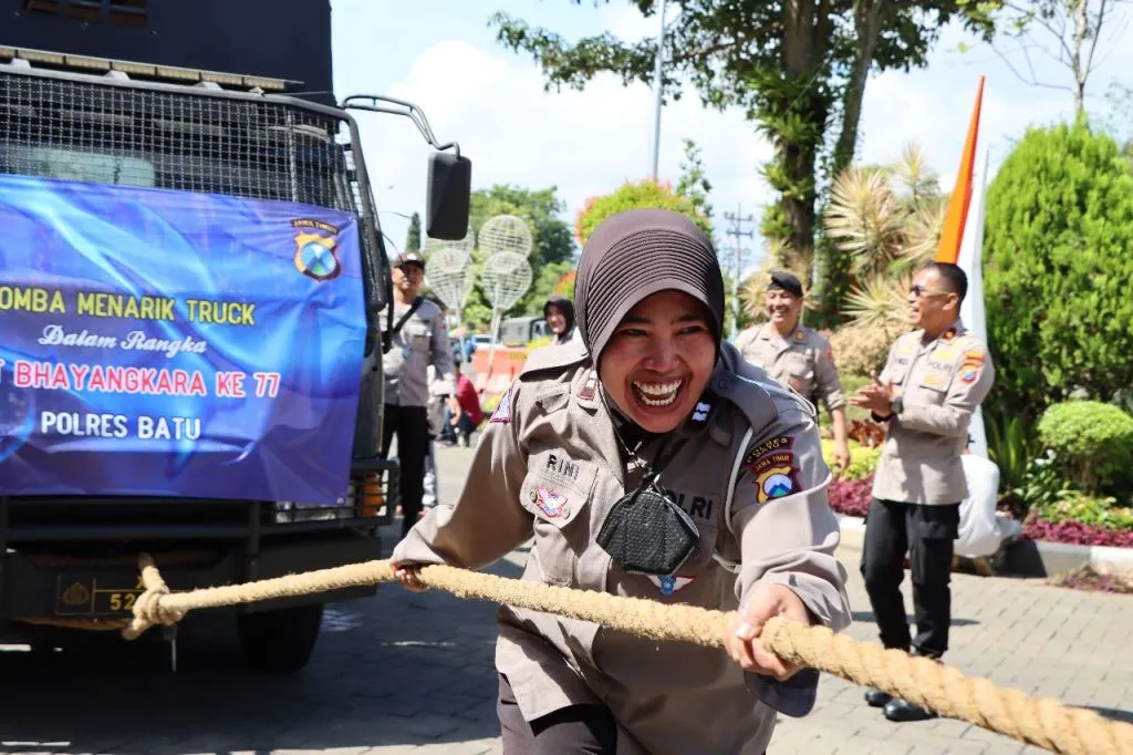 Meriahkan Hari Bhayangkara Ke 77, Polres Batu Adakan Lomba Tarik Truk Bobot 2,1 Ton