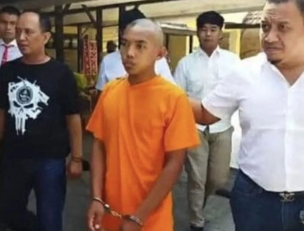 Mochammad Adi (tengah) saat dikeler petugas, kemarin. Foto: Humas